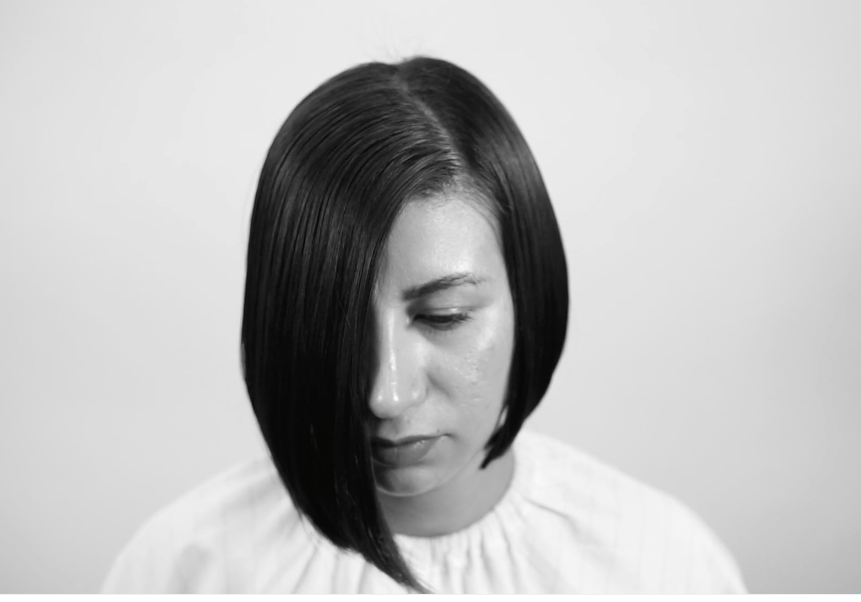 Foto en blanco y negro de una mujer con un corte tipo 