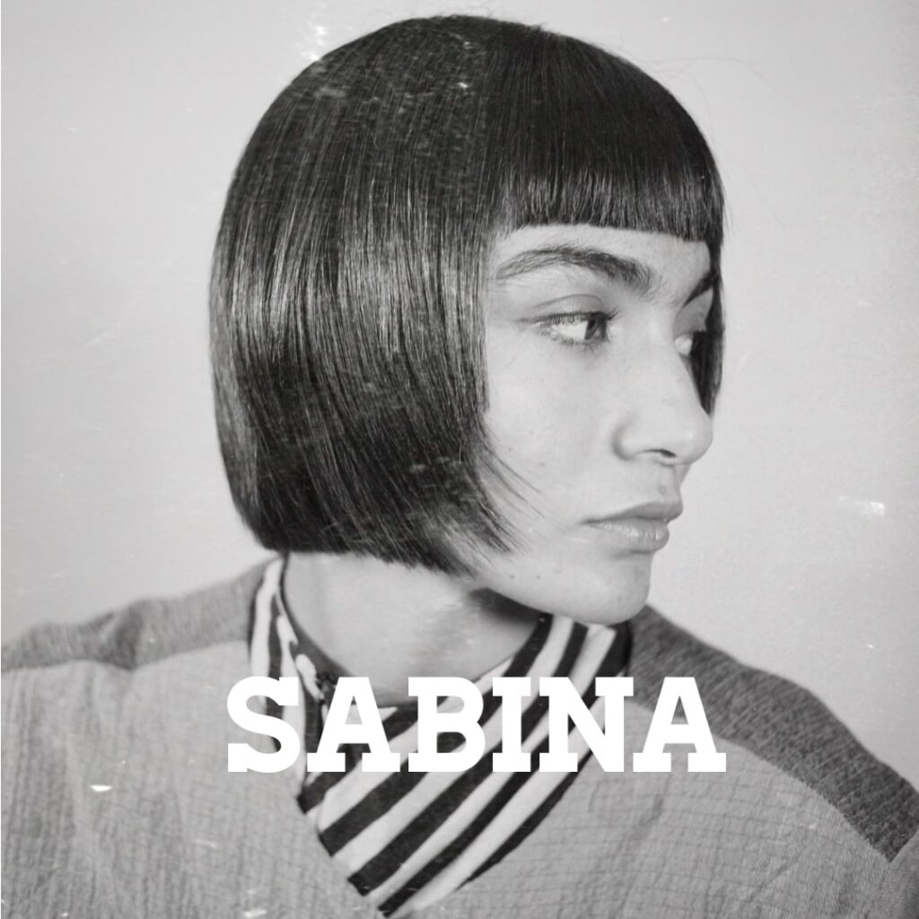 Foto de una mujer con un corte de cabello recién hecho. El texto en la imagen dice 